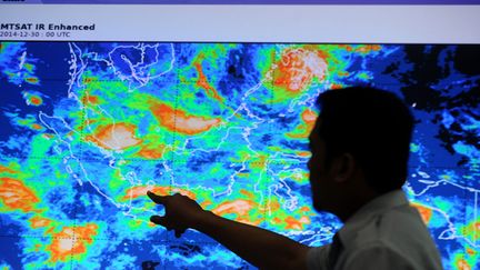 &nbsp; (AirAsia : avec la découverte des premiers débris, les enquêteurs espèrent rapidement en savoir plus sur les causes du drame. © Maxppp)