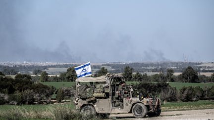 Des militaires israéliens près de Nahal Oz (Israël), près de la frontière avec la bande de Gaza, le 26 décembre 2023. (MOSTAFA ALKHAROUF / ANADOLU / AFP)