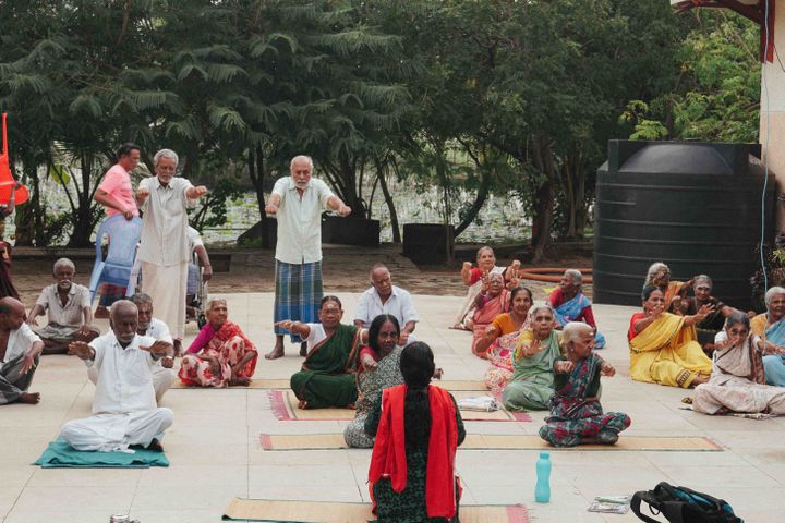 Classe de yoga pour les anciens en plein air. (OLDYSSEY)