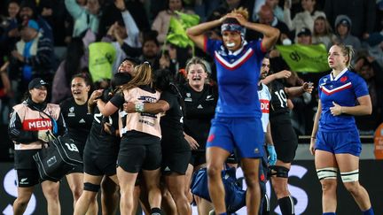 Les Françaises médusées alors que les Néo-Zélandaises l'ont emporté en demi-finale de la Coupe du monde de rugby, le 5 novembre 2022. (MARTY MELVILLE / AFP)