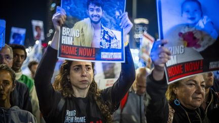 Des manifestants réclament des négociations pour la libération des otages, à Tel-Aviv (Israël) le 16 décembre 2023 (ILIA YEFIMOVICH / DPA)