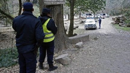 La police surveille l'entrée de la zone où ont été retrouvés les corps de deux jeunes françaises, le 30 juillet 2011. (AFP - STR)