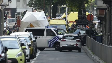 Quelques minutes après l'assaut, le quartier autour du lycée Waha de Liège (Belgique) a été complètement bouclé, mardi 29 mai 2018.&nbsp; (JOHN THYS / AFP)