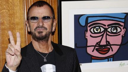 Ringo Starr devant un de ses tableaux exposés à Monaco en septembre 2013
 (VALERY HACHE / AFP)