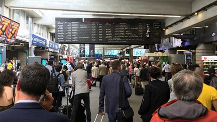 Des voyageurs en gare Montparnasse à Paris (illustration). (OLIVIER UGUEN / RADIO FRANCE)