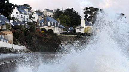 Des vagues de pr&egrave;s de 7 m&egrave;tres ont d&eacute;ferl&eacute; sur le front de mer de Douarnenez (Finist&egrave;re), dimanche 2 f&eacute;vrier2014. (FRED TANNEAU / AFP)