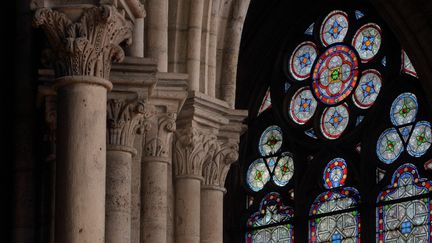 Un des vitraux de la cathédrale Notre-Dame de Paris, en mars 2020. (MANUEL COHEN / AFP)