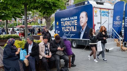 Une affiche de campagne pour Recep Tayyip Erdogan dans les rues d'Istanbul, le 11 mai 2023. (UMIT TURHAN COSKUN / AFP)