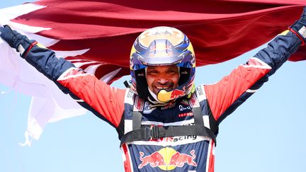 Nasser Al-Attiyah célèbre sa victoire sur le Dakar, le 14 janvier 2022 à Djeddah en Arabie Saoudite. (FRANCK FIFE / AFP)