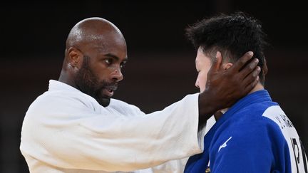 Le Français Teddy Riner salue son adversaire Hisayoshi Harasawa après le match pour la médaille de bronze, vendredi 30 juillet 2021. (FRANCK FIFE / AFP)