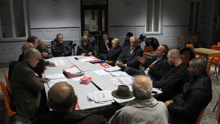 Les militants socialistes de la section 309, &agrave; Marseille, en pleine r&eacute;union hebdomadaire, le lundi 5 d&eacute;cembre 2011. L'occasion de d&eacute;battre de tout. (SALOME LEGRAND / FTVi)