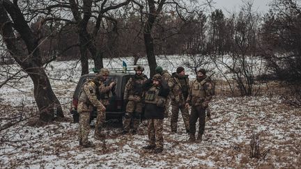 Des soldats ukrainiens sur le front du Donbass, près de Donetsk, en Ukraine, le 13 janvier 2022. (DIEGO HERRERA CARCEDO / ANADOLU AGENCY / AFP)