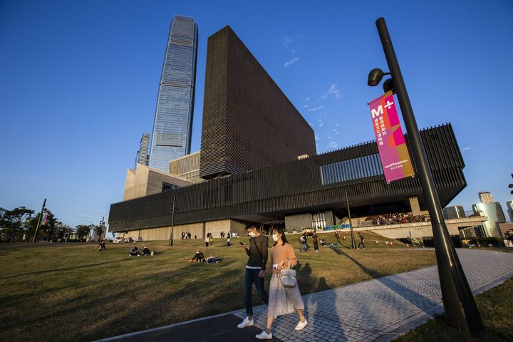 Façade du M+, le nouveau musée d'art hongkongais. (ISAAC LAWRENCE / AFP)