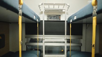 L'intérieur d'un wagon du nouveau de train de nuit Paris-Aurillac, lors de l'inauguration à Paris, le 10 décembre 2023. (BENOIT DURAND / HANS LUCAS)