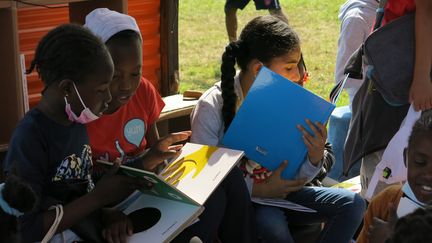 Des jeunes filles en train de lire au Parc d'attractions littéraires (SLPJ)