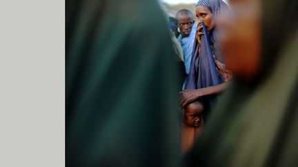 remporte le 3e prix du National Press Photographers Association pour sa photo d’une réfugiée somalienne qui a fui la violence et la sécheresse de son pays.

Elle attend une distribution de nourriture dans le plus grand camp de réfugiés du monde à Dadaab, proche de la frontière somalienne et du Kenya, le 5 juillet 2011.

Dadaab est souvent frappée par des attentats, et des membres d’ONG fréquemment enlevés.

Voir le reportage (Roberto Schmidt)