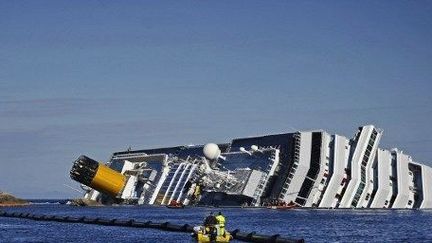 Le «Costa Concordia» échoué et couché. (FILIPPO MONTEFORTE / AFP)