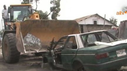 Un tractopelle en action dans une rue de Brazzaville. (FTV)