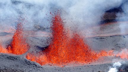 L'éruption du Piton de la Fournaise, le 11 septembre 2016 à La Réunion. (RICHARD BOUHET / AFP)