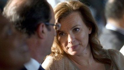 Valérie Trierweiler accompagne François Hollande lors de la visite du candidat du PS en Basse-Terre (Guadeloupe), le 14 janvier 2012. (AFP - Fred Dufour)