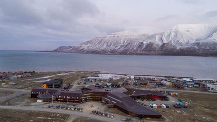 La ville de Longyearbyen, sur l'archipel du&nbsp;Svalbard, en Norvège, le 31 octobre 2017.&nbsp; (MEEK, TORE / NTB SCANPIX MAG / AFP)