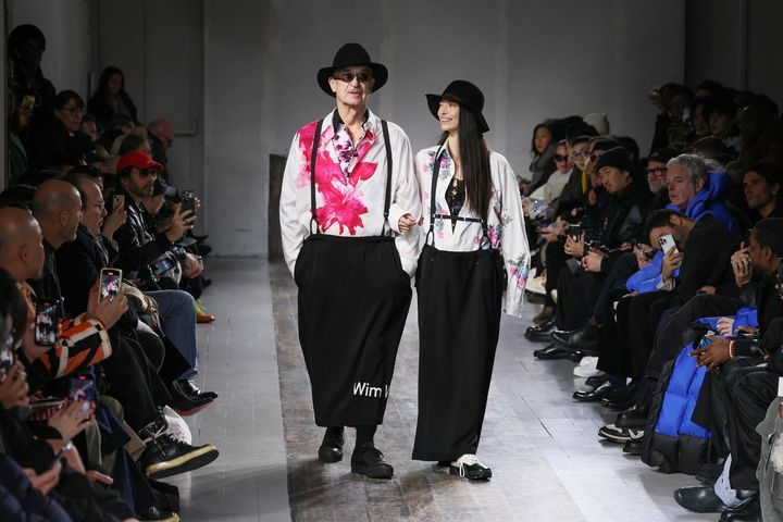 Le réalisateur allemand Wim Wenders lors du défilé Yohji Yamamoto du prêt-à-porter Automne-Hiver 2024-25, Paris Fashion Week masculine, le 19 janvier 2024. (ALAIN JOCARD / AFP)