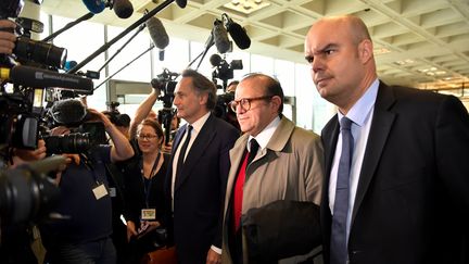 Pierre-Olivier Sur, Hervé Témime et Emmanuel Ravanas (de gauche à droite), les avocats de Laura Smet au tribunal de grande instance de Nanterre (Hauts-de-Seine), le 15 mars 2018. (GERARD JULIEN / AFP)