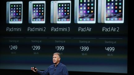 Phil Schiller, vice-pr&eacute;sident en charge du marketing d'Apple, pr&eacute;sente le nouvel iPad Air 2, le 16 octobre 2014 &agrave; Cupertino en Californie (Etats-Unis). (JUSTIN SULLIVAN / GETTY IMAGES NORTH AMERICA / AFP)