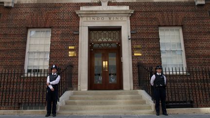 Il est 7h30 du matin, lundi 22 juilet &agrave; Londres, et Kate Middleton, l'&eacute;pouse du prince William, vient d'&ecirc;tre admise &agrave; la maternit&eacute; de l'h&ocirc;pital St Mary's.&nbsp; (ANDREW COWIE / AFP)