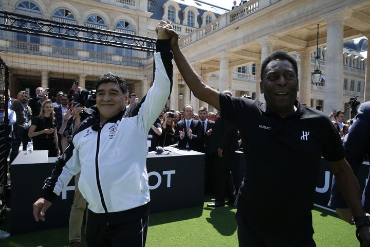 Diego Maradona et Pelé lors d'une opération promotionnelle à Paris, le 9 juin 2016. (FLORIAN DAVID / HUBLOT)