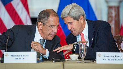 Le ministre&nbsp;russe des Affaires &eacute;trang&egrave;res,&nbsp;Sergue&iuml; Lavrov (&agrave; gauche) et le secr&eacute;taire d'Etat am&eacute;ricain John Kerry, &agrave; Washington (Etats-Unis), le 9 ao&ucirc;t 2013. (PAUL J. RICHARDS / AFP)