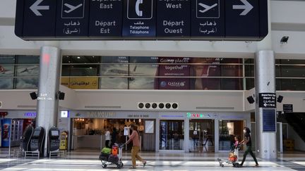 Des voyageurs s'apprêtent à embarquer, à l'aéroport international de Beyrouth, le 17 juillet 2020. (AZIZ TAHER / REUTERS)