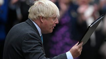 L'ex-premier ministre britannique Boris Johnson après son discours de démission, à Londres, le 6 septembre 2022. (DANIEL LEAL / AFP)