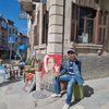 Serkan Sincan pose devant sa boutique qui déborde sur le trottoir et exhorte les habitants d'Antioche à revenir. (MARIE-PIERRE VEROT / RADIOFRANCE)