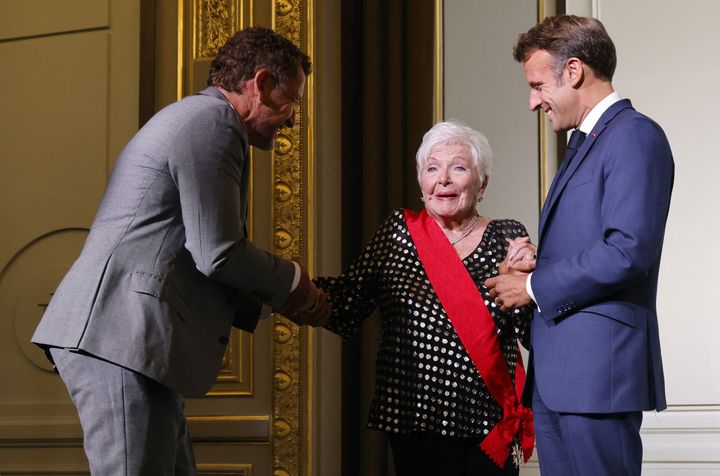 L'humoriste et acteur Dany Boon, Line Renaud et le Président Emmanuel Macron le 2 septembre 2022 à l'Élysée, à Paris (LUDOVIC MARIN / POOL / AFP)