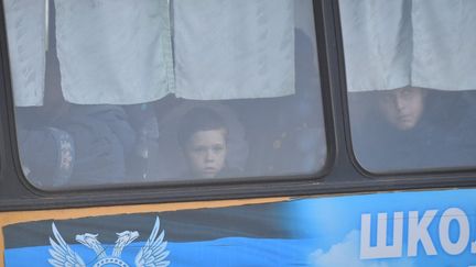 Photo publiée le 6 mai 2022 par le média d'Etat russe Sputnik montrant des civils, à bord d'un bus, qui ont été évacués du site de l'aciérie d'Azovstal de Marioupol, ville portuaire du sud de l'Ukraine. (ALEXEY KUDENKO / SPUTNIK / AFP)