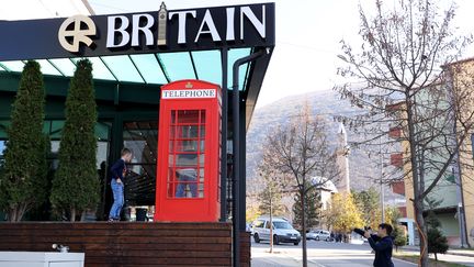 Le "Britain Resto Lounge", un nouveau bar dans la ville de Has (Albanie), le 14 novembre 2022. Les Albanais font partie des premières nationalités à traverser la Manche selon les autorités britanniques. (GENT SHKULLAKU / AFP)