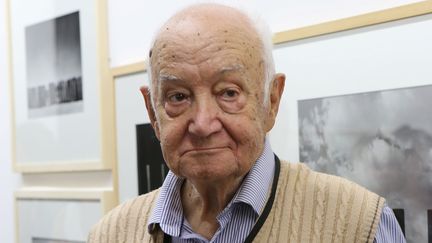 Le photographe Gilbert Garcin aux Rencontres de la photographie d'Arles, le 1er juillet 2013 (FRANÇOIS BAILLE / PHOTOPQR / NICE MATIN / MAXPPP)