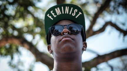 Kenya : une femme porte une casquette avec le slogan "féministe" lors d'une manifestation contre les féminicides à Nairobi, le 8 mars 2019.&nbsp; (YASUYOSHI CHIBA / AFP)