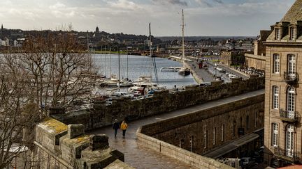 Les remparts de Saint-Malo, le 15 mars 2024. (MARC OLLIVIER / MAXPPP)