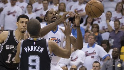 Kevin Durant (Thunder) pris par la défense des Spurs et Tony Parker (J PAT CARTER / GETTY IMAGES NORTH AMERICA)