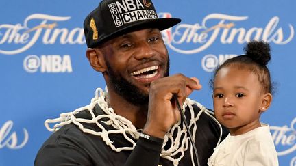 LeBron James tout sourire en conférence de presse après avoir remporté le titre NBA 2016 (THEARON W. HENDERSON / GETTY IMAGES NORTH AMERICA)