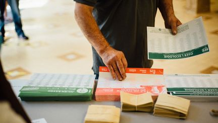 Photo d'illustration d'un bureau de vote à Paris dimanche 20 juin 2021. (DELPHINE LEFEBVRE / HANS LUCAS / AFP)