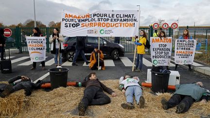 Devant l'entrepôt Amazon de Brétigny-sur-Orge (Essonne), le 28 novembre 2019. (THOMAS SAMSON / AFP)