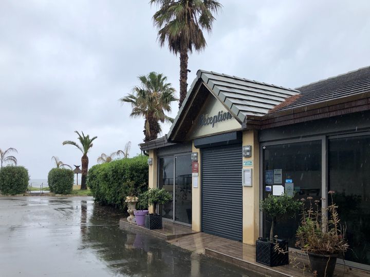 Un hôtel fermé à Folleli (Haute-Corse), durant le confinement, le 23 avril 2020. (NOEMIE BONNIN / RADIO FRANCE)