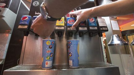 &nbsp; (Certaines enseignes de restauration rapide, comme Quick, proposent déjà des fontaines de soda en libre-service © MaxPPP)