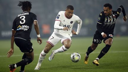 Kylian Mbappé face à Angers, en Ligue 1, le 20 avril 2022. (YOAN VALAT / EPA)