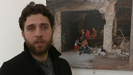 Le photographe Zakaria Abdelkafi  lors du vernissage de l'exposition de Vesoul "Je suis de là, je suis d'Alep"
 (France 3 / Culturebox )