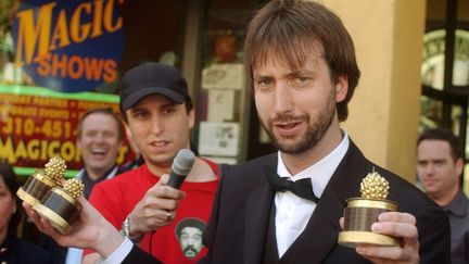 L'acteur Tom Green tient trois des Razzies Awards remportés par le film "Freddy Got Fingered", à Santa Monica (Californie), le 23 mars 2002. (JOHN HAYES / AP / SIPA)