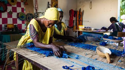 dont les responsables ont découvert l'ONG sénégalaise via leur boutique parisienne où travaillait la mère d'Aïssa Cissé. Elle raconte: «Nous avions choisi de faire travailler les artisans dans de bonnes conditions de rémunération, dans le cadre d'un projet concerté pour atteindre nos objectifs initiaux. Nous ne savions pas que nous faisions du commerce équitable. On est venu nous le dire!» (Nathalie Guironnet)